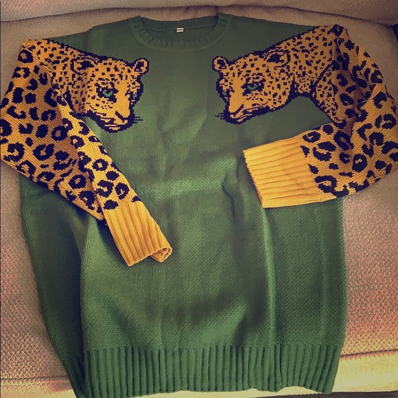 🆕🐆Oversized Leopard Sleeve Sweater - Picture 4 of 8